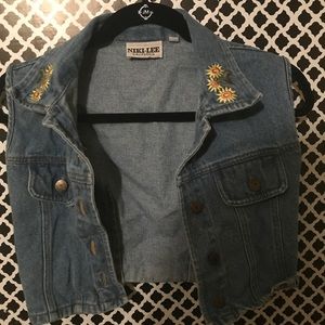 Small sleeveless jacket with sunflower detailing